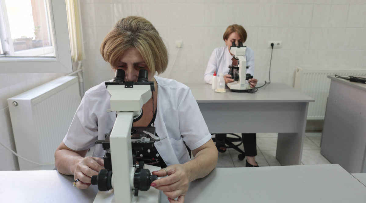 Laboratory specialist work at the JSC ÒNational Center for Tuberculosis and Lung DiseaseÓ during a TB Treatment and STREAM Trail trip on July, 2017 in Tbilisi, Georgia.(Photo/Javier Galeano, Vital Strategis)